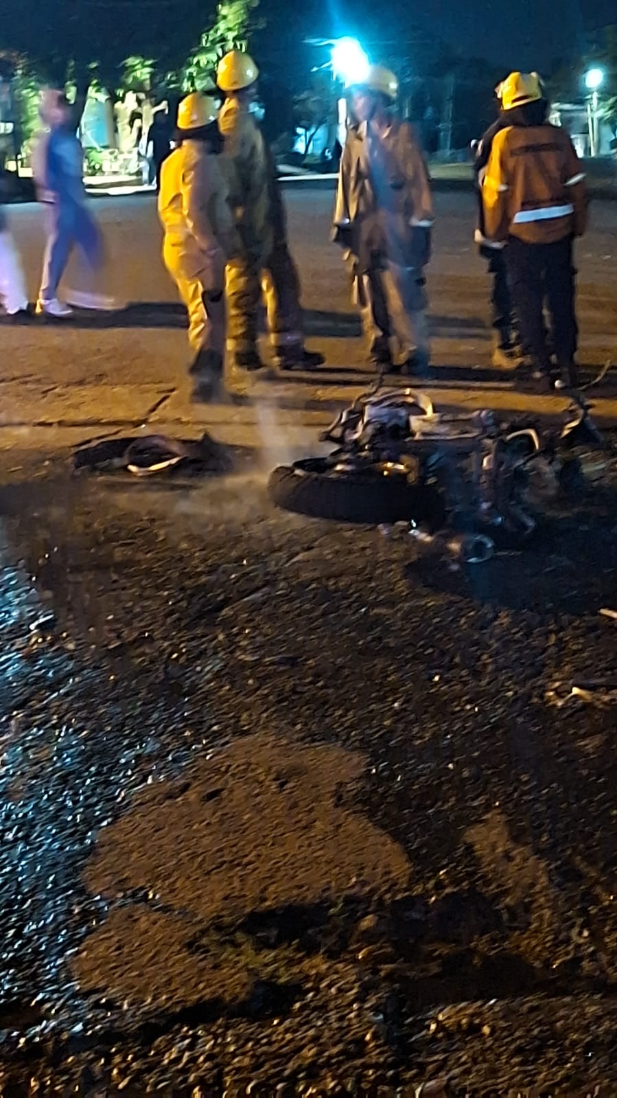 Conflicto vecinal en Posadas terminó con disparos, una moto incendiada y un detenido 2